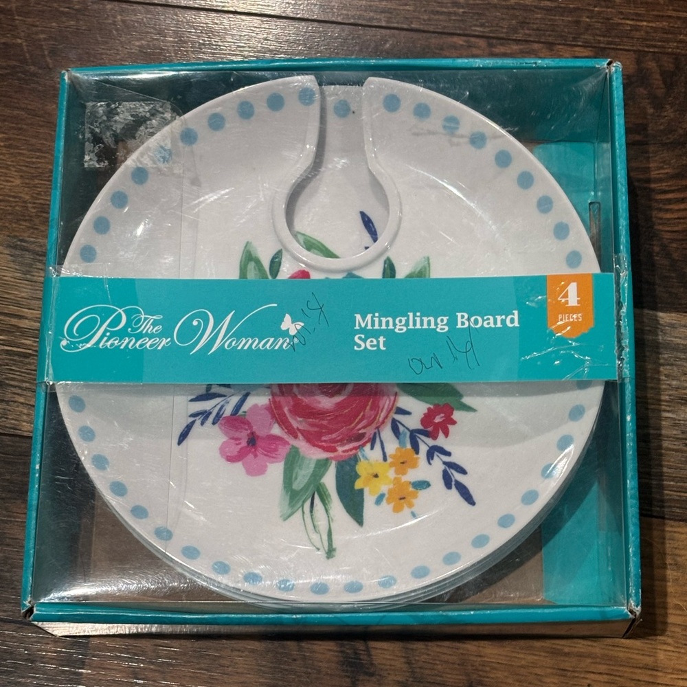 The Pioneer Woman Polka Dot Floral Mingling Board Set